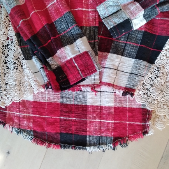 Woven flannel shirt with lace panels - Picture 2 of 8